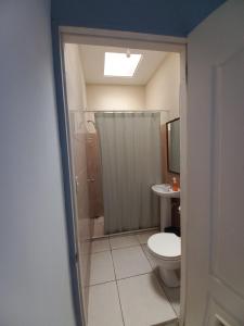 a bathroom with a toilet and a sink at Apartamento ROMA en Somoto in Somoto