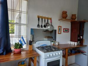 a kitchen with a white stove top oven in a kitchen at Apartamento ROMA en Somoto in Somoto