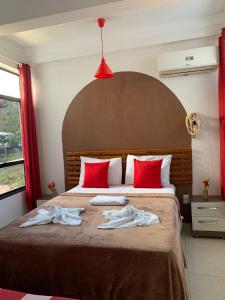 a bedroom with a bed with two towels on it at Cantinho da Gê-"Sinta-se a vontade!"-Maragogi in Maragogi