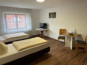 TV a/nebo společenská místnost v ubytování Römercastell Wirtshaus & Hotel