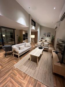 艾恩The Hidden Lodge的客厅里有一张沙发和一张桌子。