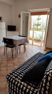 een woonkamer met een tafel en uitzicht op een patio bij Casa Il Gelsomino in Alcamo