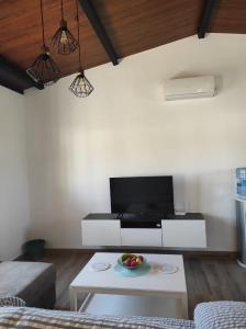 salon ze stołem i telewizorem w obiekcie Chalet cerca de la playa La Barrosa w mieście Chiclana de la Frontera