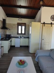 kuchnia z talerzem owoców na stole w obiekcie Chalet cerca de la playa La Barrosa w mieście Chiclana de la Frontera