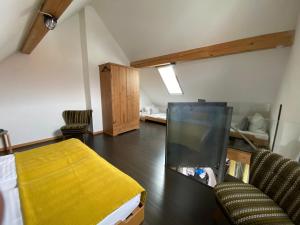 a room with a bed and a fish tank at Blackbird´s Nest in Wiesenbronn