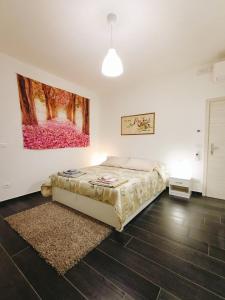 ein Schlafzimmer mit einem Bett und einem Wandgemälde in der Unterkunft Affittacamere Casa Marconi in Comacchio