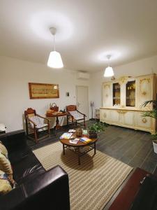 ein Wohnzimmer mit einem Sofa und einem Tisch in der Unterkunft Affittacamere Casa Marconi in Comacchio