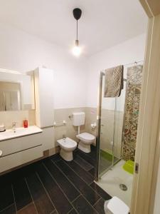 ein Bad mit einem WC, einem Waschbecken und einer Dusche in der Unterkunft Affittacamere Casa Marconi in Comacchio