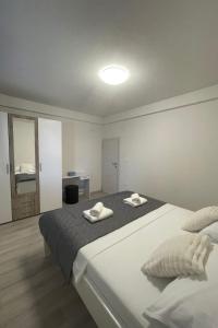 ein Schlafzimmer mit einem Bett mit zwei Handtüchern darauf in der Unterkunft Villa Ante Škina in Sevid