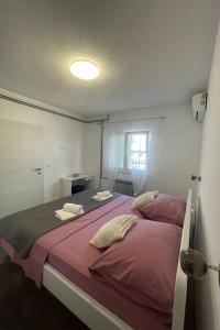 ein Schlafzimmer mit einem großen Bett mit lila Bettwäsche und Kissen in der Unterkunft Villa Ante Škina in Sevid