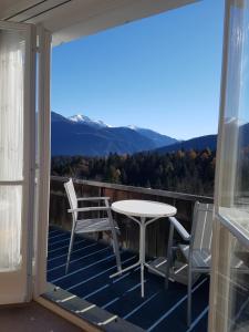 TrinCasa Crap的阳台上配有桌椅的露台