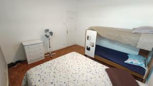 a bedroom with a bunk bed and a dresser at Cobertura Com Vista Para a Praia in São Vicente