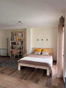 1 dormitorio con 1 cama grande con almohadas amarillas en Deluxe Studio com terraço e varanda privada - 'Casinha da Amoreira' Guesthouse, en Coímbra