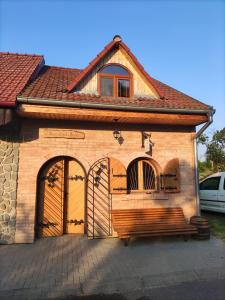 dom z dwoma drzwiami garażowymi na boku w obiekcie Vinný sklep u Brodů w mieście Vacenovice