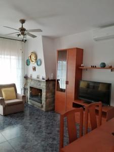 a living room with a television and a fireplace at Apartamento Bella Carmen : para 6 personas in Cunit