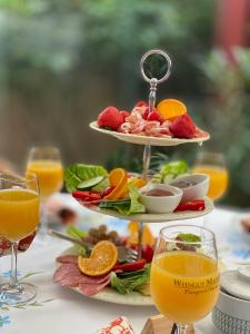 una mesa con dos platos de comida y vasos de zumo de naranja en Salzoasen Apartment en Bad Schwartau