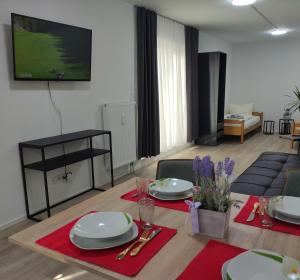 - un salon avec une table et des serviettes dans l'établissement 2 Zimmerwohnung in Bietingen, à Gottmadingen