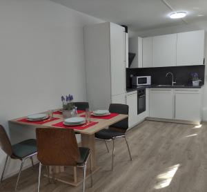 uma cozinha com mesa e cadeiras num quarto em 2 Zimmerwohnung in Bietingen em Gottmadingen