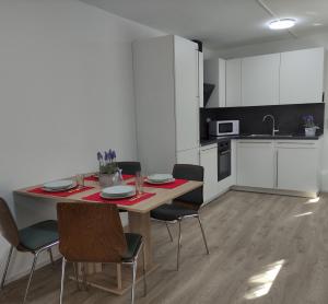 eine Küche mit einem Tisch und Stühlen im Zimmer in der Unterkunft 2 Zimmerwohnung in Bietingen in Gottmadingen