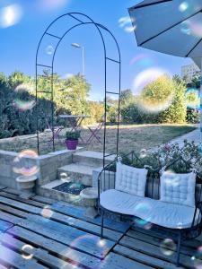 gazebo con letto su un patio di Superbe cosy T1 Bis Studio 40m2 indépendant en maison avec parking gratuit a Caluire-et-Cuire