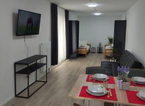 a living room with a dining table and a living room at 2 Zimmerwohnung Monteurunterkunft in Bietingen in Gottmadingen