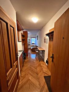 Habitación con pasillo con puerta y cocina en Apartmán Petra Clinic Javor, en Pec pod Sněžkou