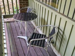 2 sillas y una mesa en un porche en 7 person holiday home in Allinge, en Allinge