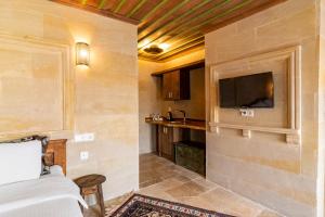 A television and/or entertainment centre at Atilla's Cave Hotel
