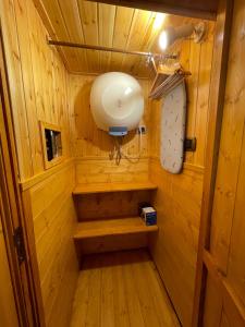 een kleine badkamer met een wastafel in een houten huisje bij Chalet I Folletti in Abbadia San Salvatore