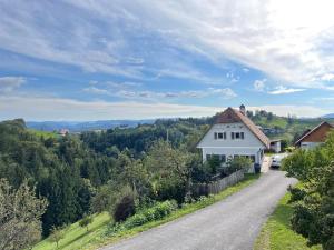 ロイトシャッハにあるRUHEOASE LEX - vorm DerDieDasWohnen - der Bauernhofの道路脇白屋