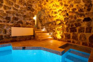The swimming pool at or close to Atilla's Cave Hotel