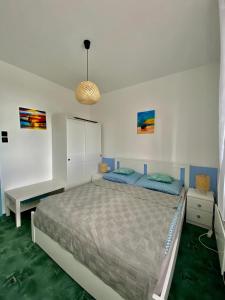 1 dormitorio con 1 cama y luz colgante en Pacsirta Vendégház, en Csopak