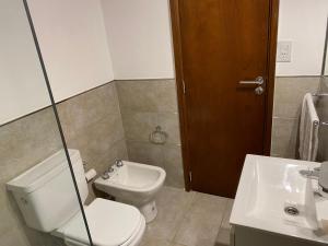 a bathroom with a toilet and a sink at BALCÓN AL RíO PARANÁ in Paraná +28 photos