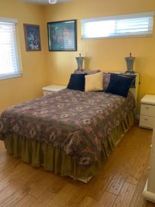- une chambre avec un grand lit dans l'établissement Beautiful Foothill Living, à Rancho Cucamonga