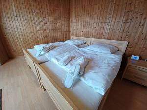 מיטה או מיטות בחדר ב-Ruhige freistehender Bungalow mit Parkplatz