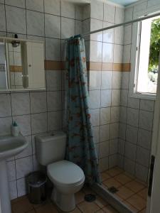 A bathroom at Lontza Apartments