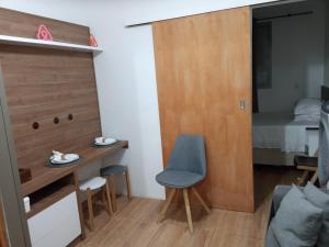 Habitación pequeña con escritorio y cama en The Flat 15 en Campinas