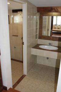 Wok Tum的住宿－海場景度假酒店，一间带水槽和镜子的浴室
