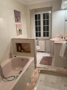 uma casa de banho com uma banheira e um lavatório em ACASADACONCHA em Moeche