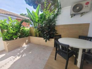 Patio lub wspólna przestrzeń na świeżym powietrzu w obiekcie Cozy Chalet - playa a 200m
