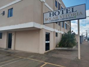 a hotel sign in front of a building at Hotel Solar Vitória in Vitória da Conquista