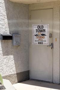 - un panneau indiquant la vieille ville sur la porte d'un bâtiment dans l'établissement Nightlife & Shop Old Town Scottsdale - Studio Unit, à Scottsdale