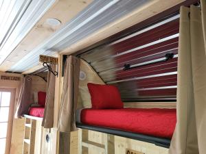 Bilde i galleriet til THE ORCHARD (HOSTEL WITH PRIVATE BUNKS) i Radium Hot Springs