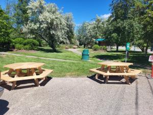 En hage utenfor THE ORCHARD (HOSTEL WITH PRIVATE BUNKS)