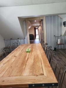 En restaurant eller et spisested på THE ORCHARD (HOSTEL WITH PRIVATE BUNKS)
