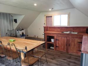 Kjøkken eller kjøkkenkrok på THE ORCHARD (HOSTEL WITH PRIVATE BUNKS)