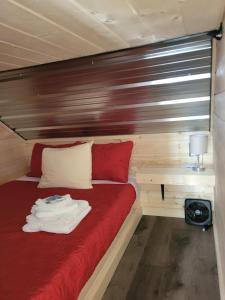 En eller flere senger på et rom på THE ORCHARD (HOSTEL WITH PRIVATE BUNKS)