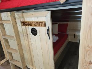 En eller flere køyesenger på et rom på THE ORCHARD (HOSTEL WITH PRIVATE BUNKS)