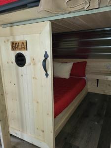 En eller flere køyesenger på et rom på THE ORCHARD (HOSTEL WITH PRIVATE BUNKS)