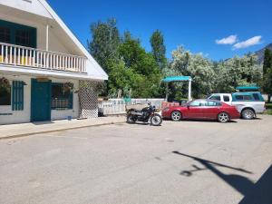 Bilde i galleriet til THE ORCHARD (HOSTEL WITH PRIVATE BUNKS) i Radium Hot Springs
